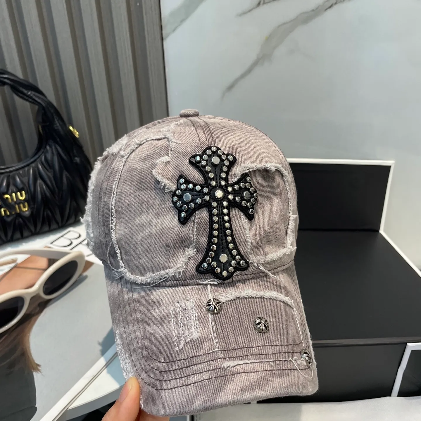 P86 Crow Heart 🆕🆕25 new baseball cap, personalized fashion classic cross logo, casual with a cool feeling, unisex style, same style for men and women! Very easy to match! Head circumference: 56-58cm is available